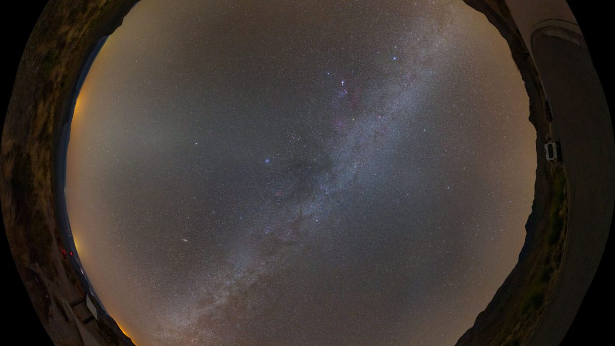 این پانوراما از کل آسمان شب از سوتول ویستا (Sotol Vista) در پارک ملی بیگ‌بند گرفته شده. کهکشان راه شیری زمستان و نور منطقه البروج در بالا تصویر دیده می‌شود. عکس از Stephen Hummel